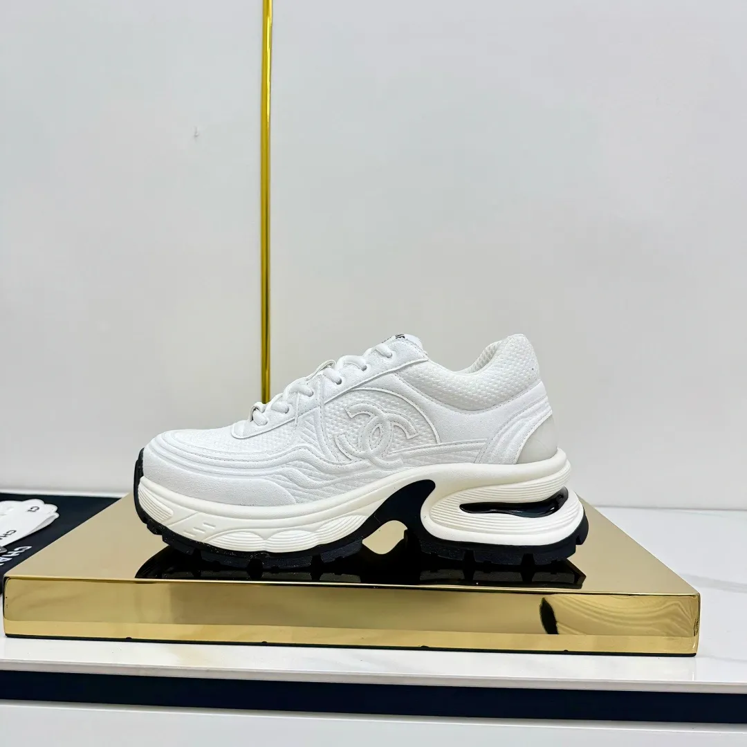 👟👟Ex-factory price 680👟👟 Upgraded version, upgraded version, upgraded version! No rebuttal accepted! ! ! ! Chanel Chanel panda shoes! 2025 counter's top casual sports shoes. This classic design; the upper is electro-embroidered with a variety of techniques; the outsole is fashionable and sporty; the unusual inclusion of a variety of color matching elements... The diversified mix and match is very good-looking and versatile, and can be used for leisure, fashion, sports, and outdoor... ꫛꫀꪝ Go➫ Materials: ❶Upper made of: original imported first-layer silk cowhide + original waterproof cloth + original first-layer cowhide ❷Inner lining: Original Yangli+Net ❸Outsole based on: Original TPU combination outsole Counter boutique packaging complete set for women 35–41 👉 👉 👉 👉
